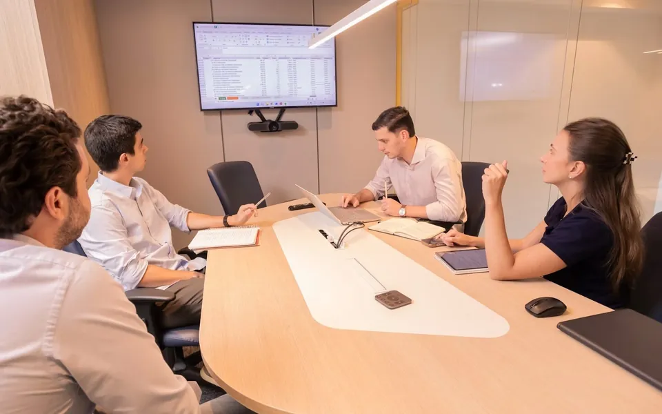 Equipo B2B internacional planificando mercado y ventas en conjunto