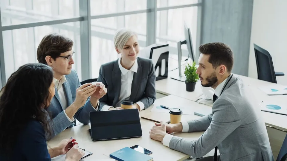 B2B-Team bei einer internationalen Strategiebesprechung